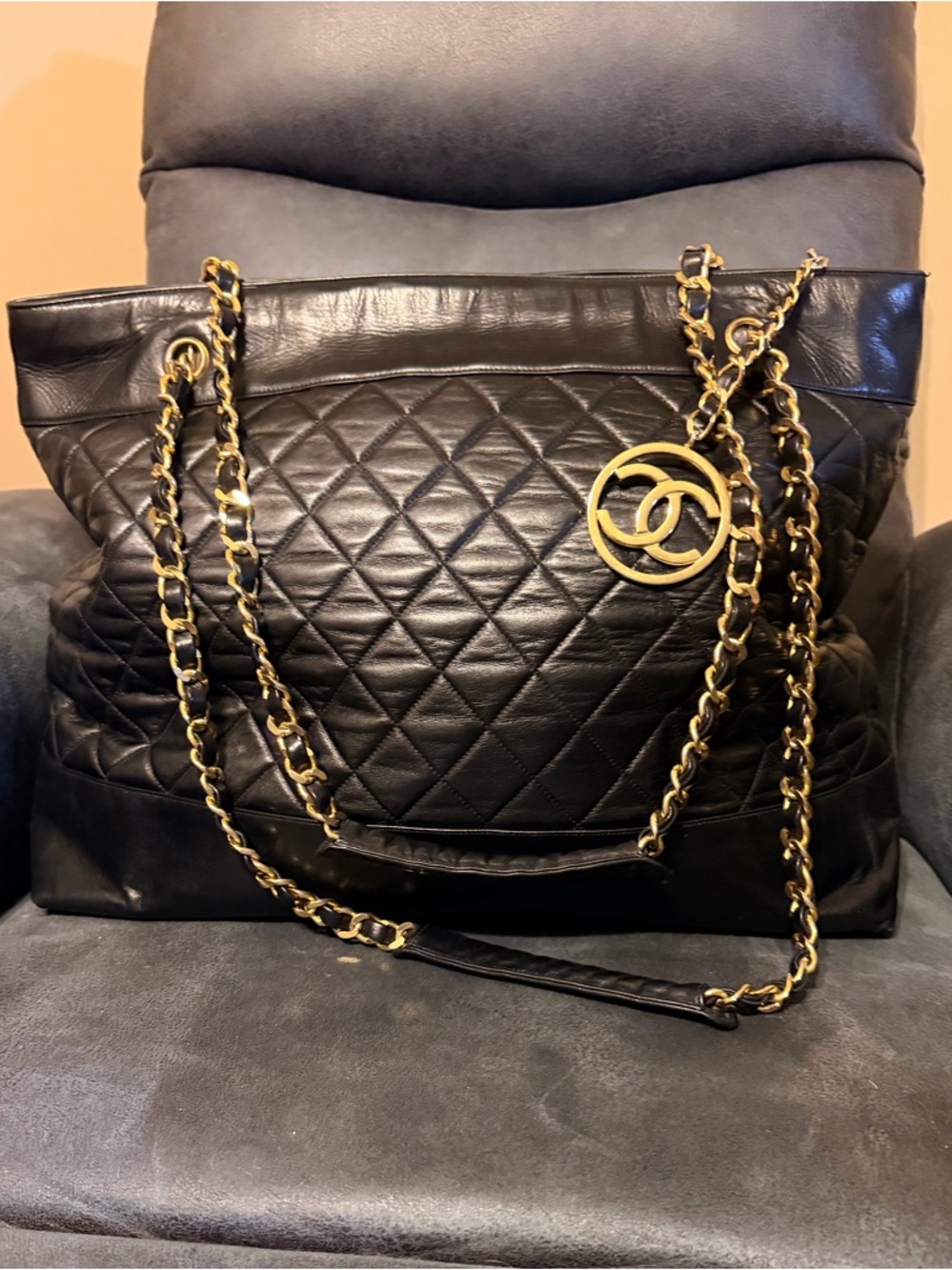 XL Vintage CHANEL Black Quilted Leather Tote with Gold Chain and CC Charm - Picture 3 of 17